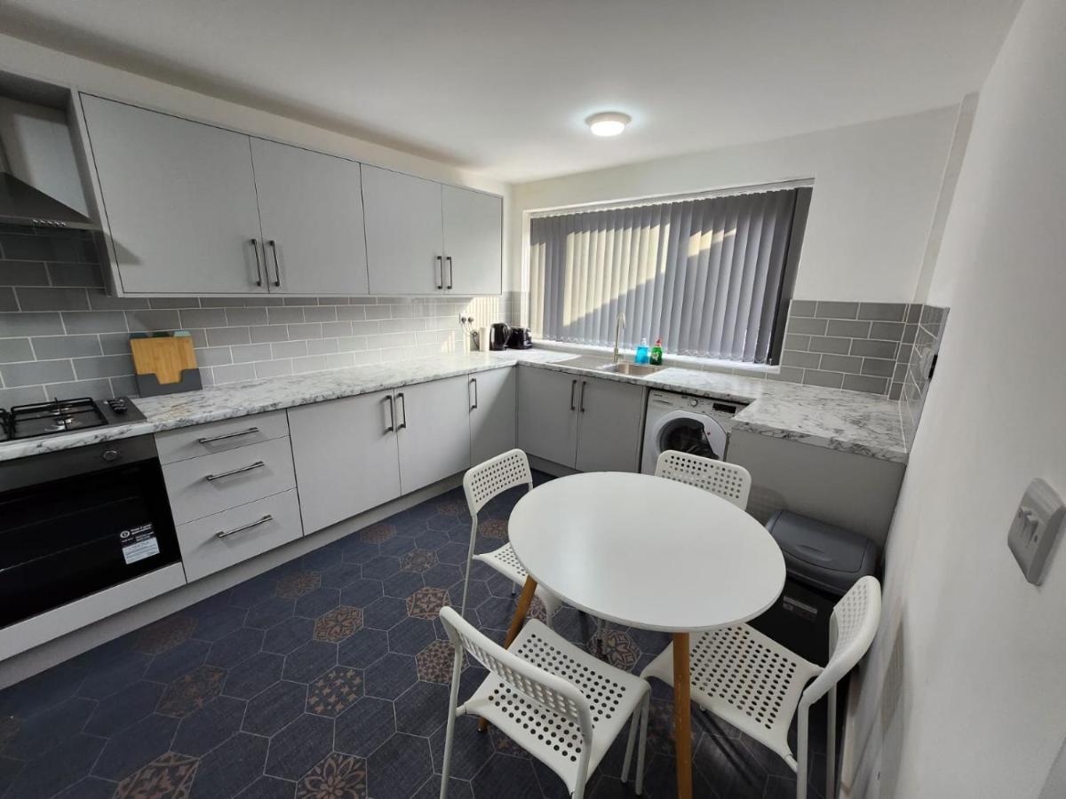 4 Bedroom 2 Bathroom Shared House - Near Bhx And Nec Birmingham Exterior photo